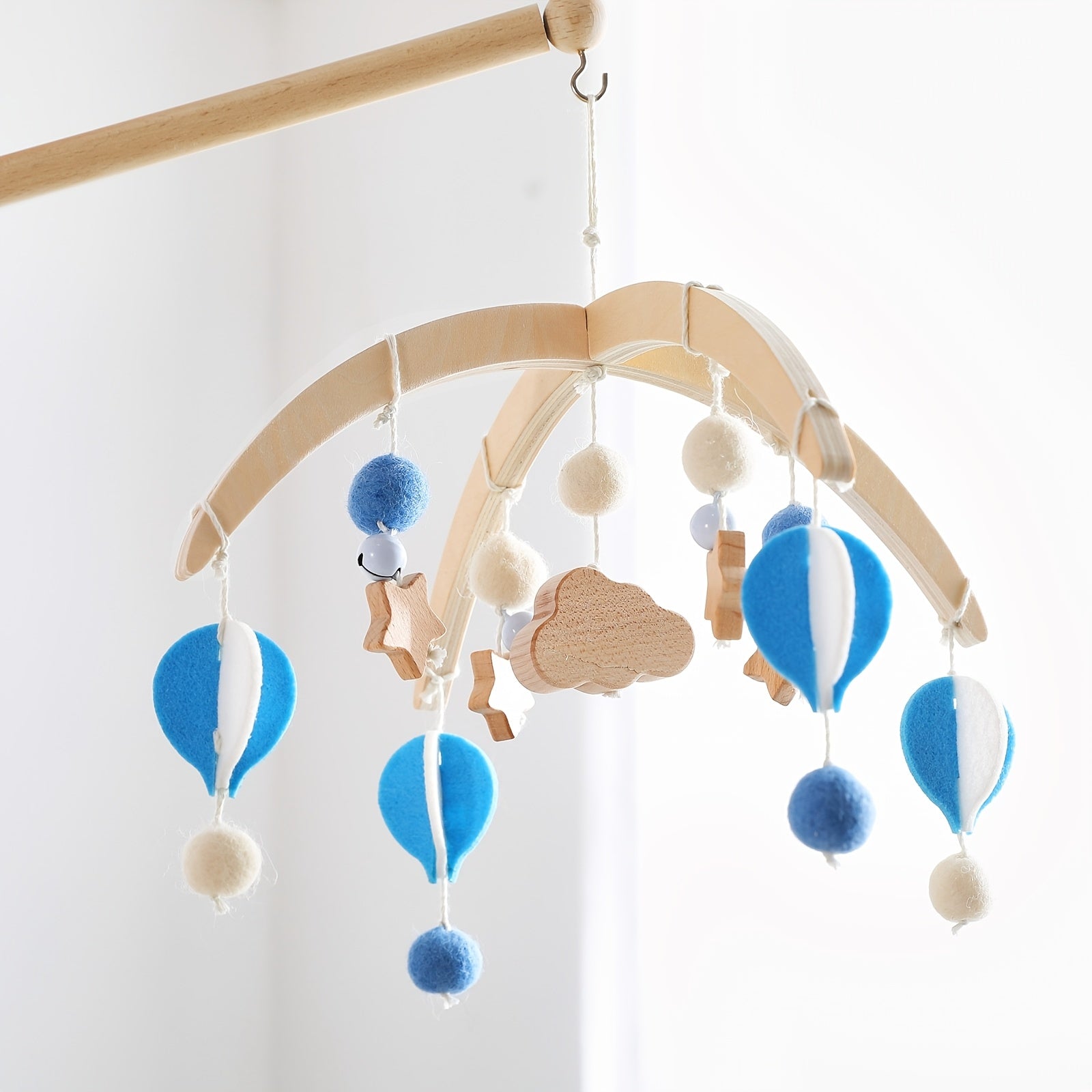 Cute Hot Air Balloon Mobile for Baby, Infant Hanging Bed Chime, Blue And White Cartoon Shaped Bed Hanger, Mobile Stand Accessory, Suitable for Nursery Decor, Christmas Halloween Birthday Gift